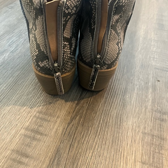 Dolcetta Snake Skin Boots Size 8 - Picture 2 of 5